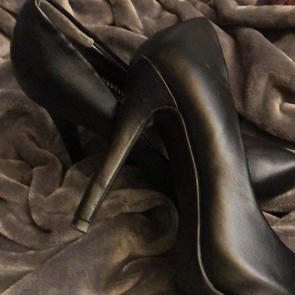 Black high heels 4 inch. Patten leather look. Like new - Picture 7 of 8